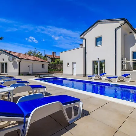 Pool Mit Salzektrolyse Unweit Der Heilschlamm Bucht Kras