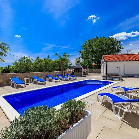 Pool Mit Salzektrolyse Unweit Der Heilschlamm Bucht